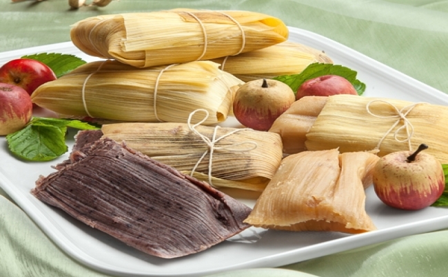 Humita de manzana y tamal de maíz morado